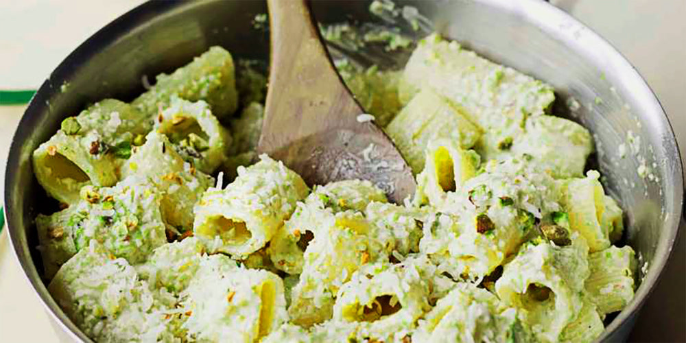 Ricetta della pasta con pesto di pistacchio in due varianti di terra e di mare