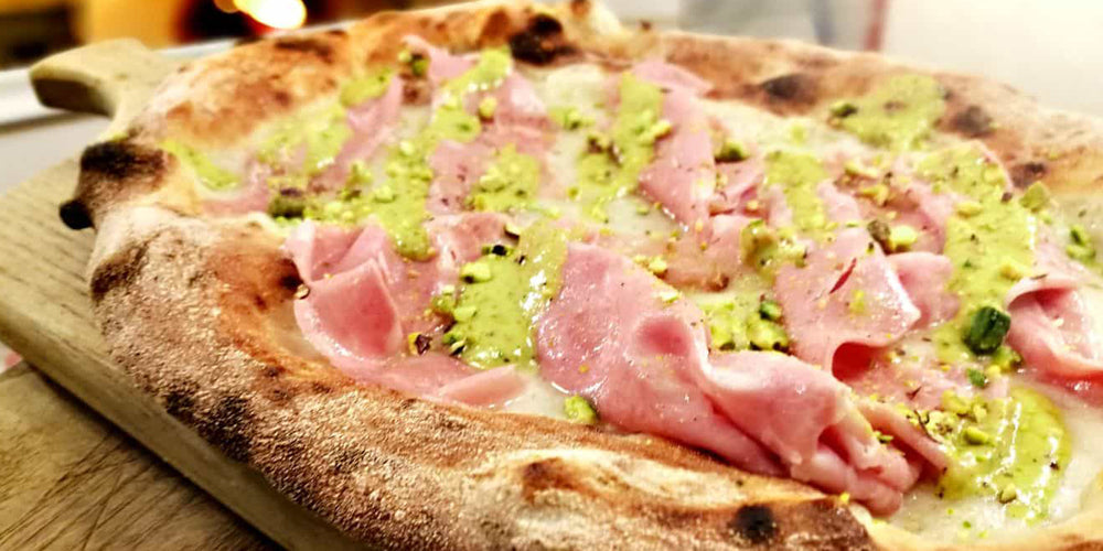 Ricetta della Pizza con mortadella e crema di pistacchi
